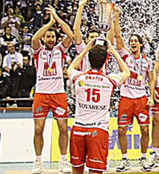 Foto di un festeggiamento per la vittoria di una partita di volley e sullo sfondo dei banner pubblicitari